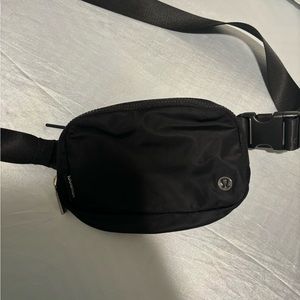 Lululemon everywhere belt bag in black
